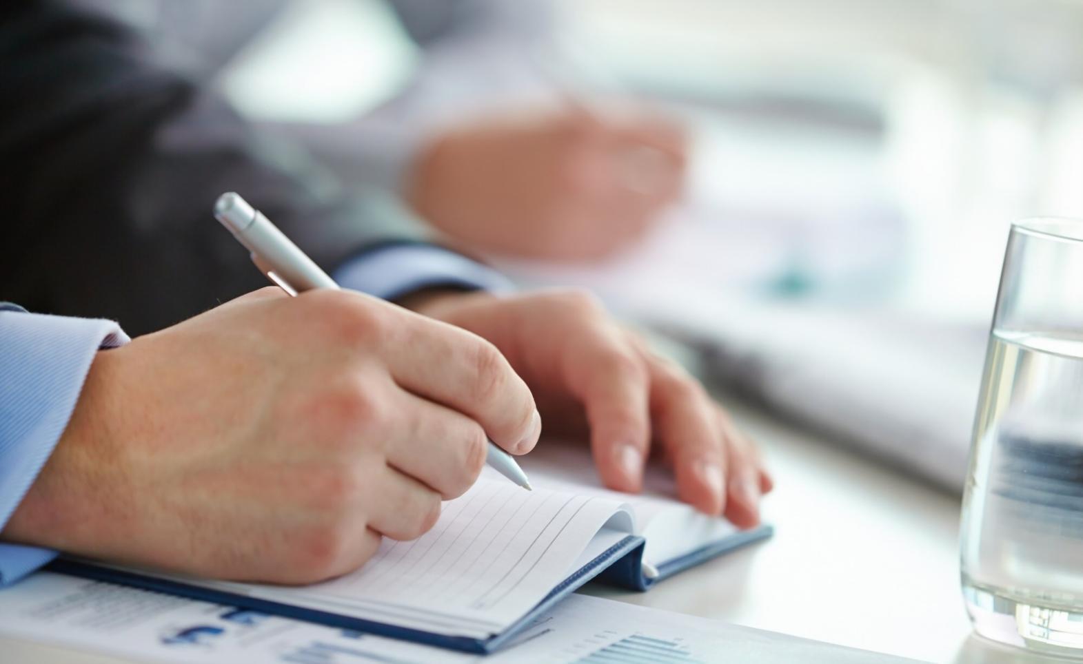 Équipe de conseillers travaillant sur des analyses financières et des graphiques de performance